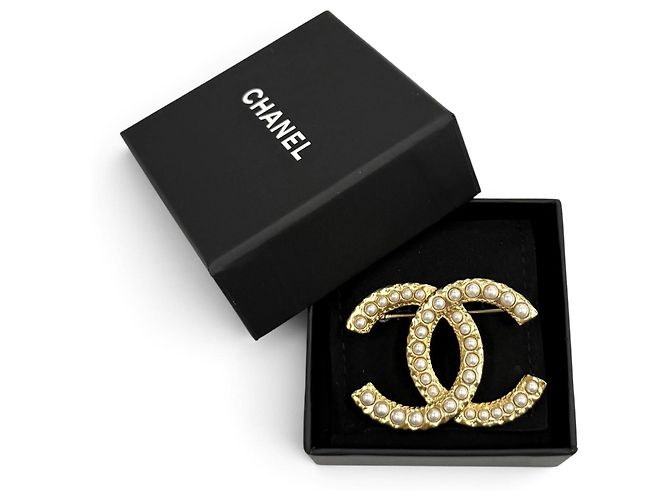 Chanel A24S ABD375 Coco Mark Brosche mit Kunstperlen Weiß Golden - Ansicht 2