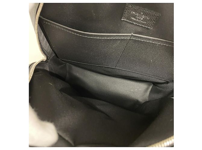 Zaino Louis Vuitton Taiga Adrian M30857 Nero - vista 4