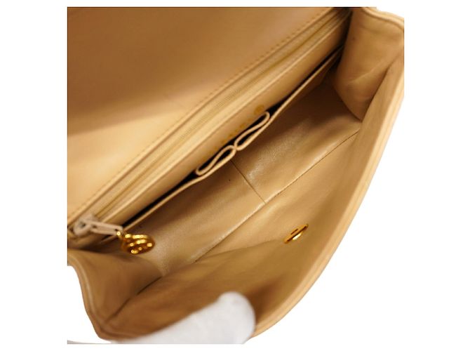 Borsa a tracolla con catena Chanel Matelassé Beige - vista 4