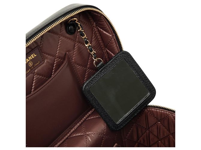 Chanel Vanity Case CC Acolchado en Cuero Caviar Negro Medium - vista 6