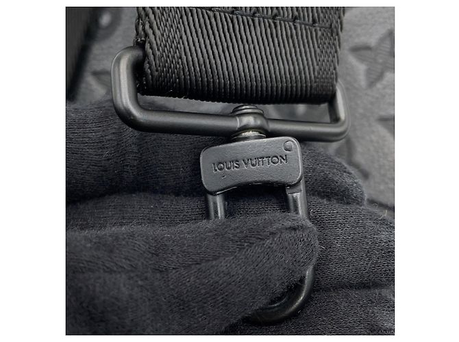 Portafoglio wearable Louis Vuitton Monogram Shadow Gaston Nero Monogramma - vista 14