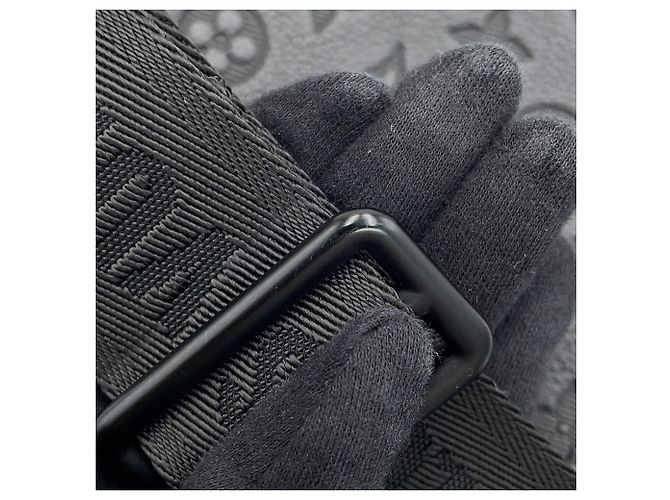 Portafoglio wearable Louis Vuitton Monogram Shadow Gaston Nero Monogramma - vista 15
