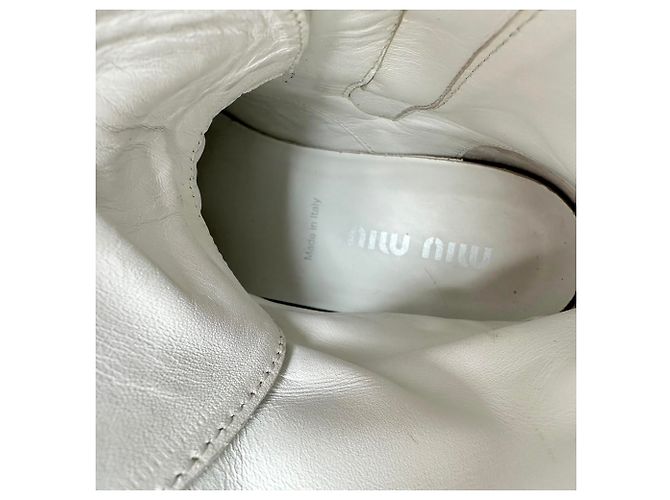 Bottines de combat à lacets Miu Miu en cuir blanc - vue 16