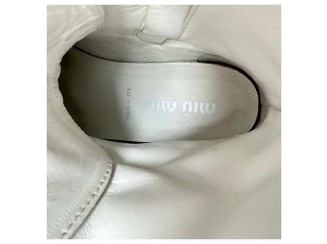 Bottines de combat à lacets Miu Miu en cuir blanc - vue 17