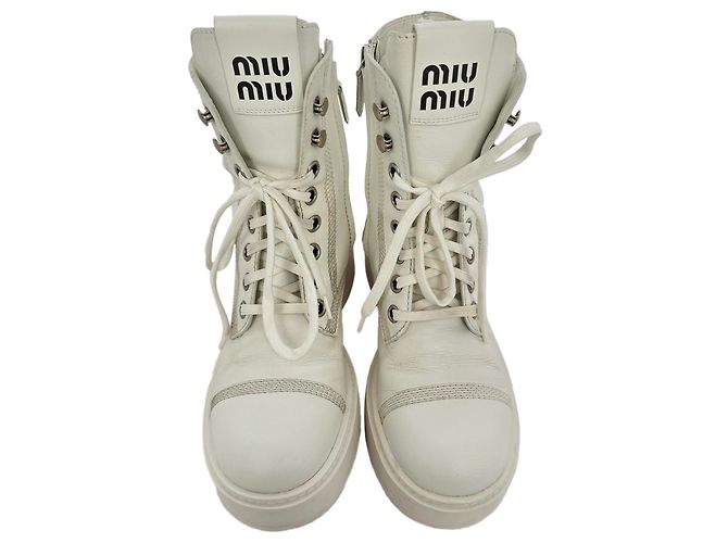 Bottines de combat à lacets Miu Miu en cuir blanc - vue 3