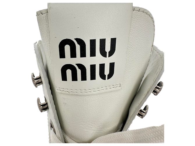 Bottines de combat à lacets Miu Miu en cuir blanc - vue 9
