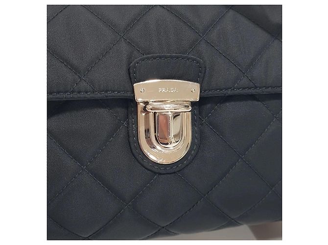 Prada Gesteppte Tessuto Crossbody-Tasche mit Kette und Schloss Schwarz - Ansicht 3