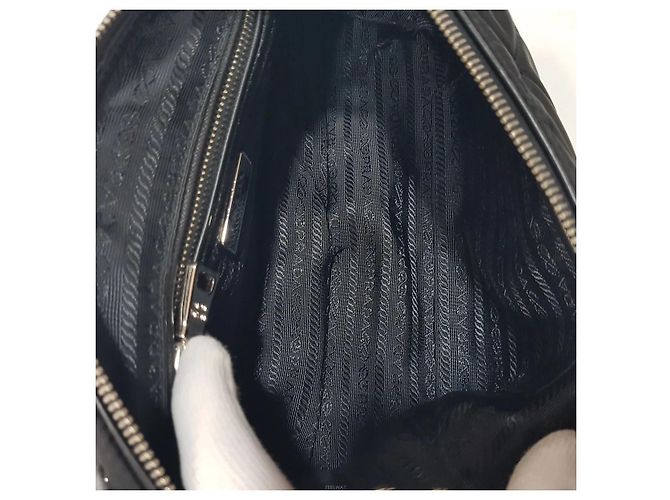 Prada Gesteppte Tessuto Crossbody-Tasche mit Kette und Schloss Schwarz - Ansicht 9