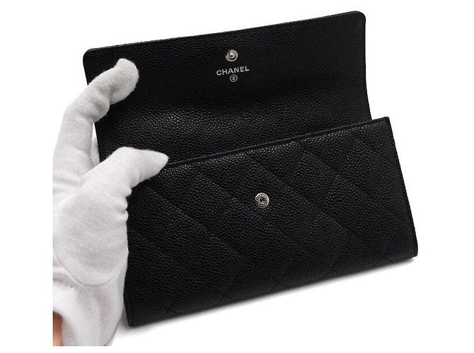 Chanel Portafoglio lungo con patta Timeless in Caviar nero e CC argento - vista 6