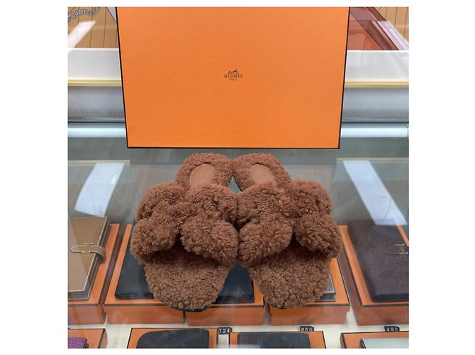 Hermès Sandali pantofole Oran in shearling Marrone - vista 4