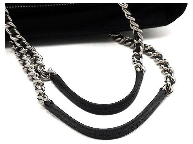 Prada Schwarze gesteppte Nylon-Shopper-Schultertasche mit Kette - Ansicht 10