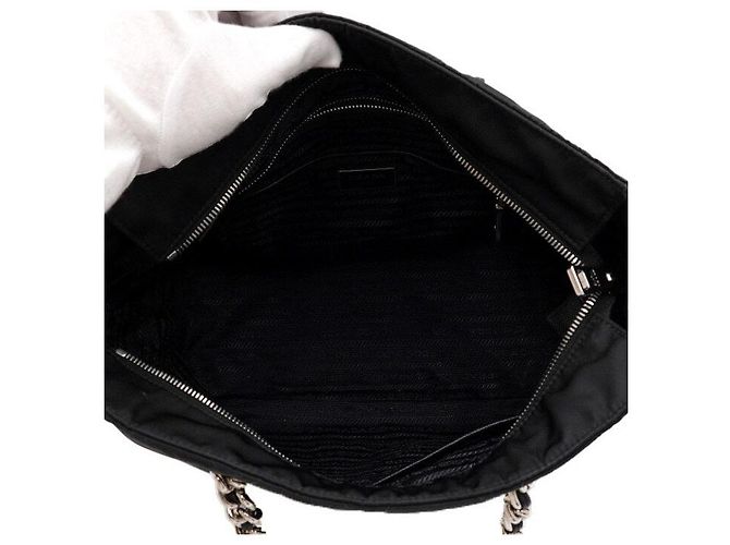 Prada Schwarze gesteppte Nylon-Shopper-Schultertasche mit Kette - Ansicht 5