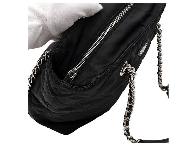 Prada Schwarze gesteppte Nylon-Shopper-Schultertasche mit Kette - Ansicht 8
