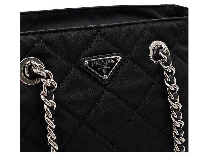 Prada Schwarze gesteppte Nylon-Shopper-Schultertasche mit Kette - Ansicht 9