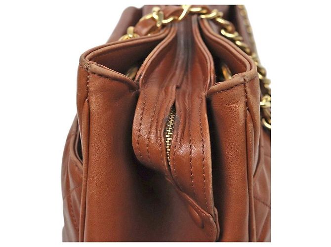 Chanel Borsa a tracolla matelassé in pelle di agnello marrone con catena - vista 9