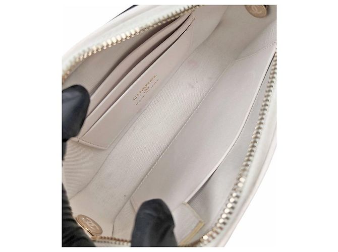Chanel Borsa a tracolla bianca trapuntata con patta e catena Bianco - vista 11