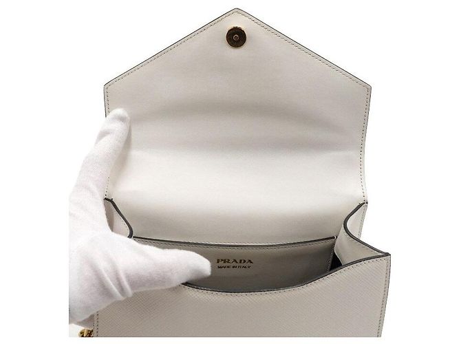 Prada Monochrome Schultertasche und Crossbody-Bag aus weißem Saffiano-Leder mit Kette - Ansicht 6