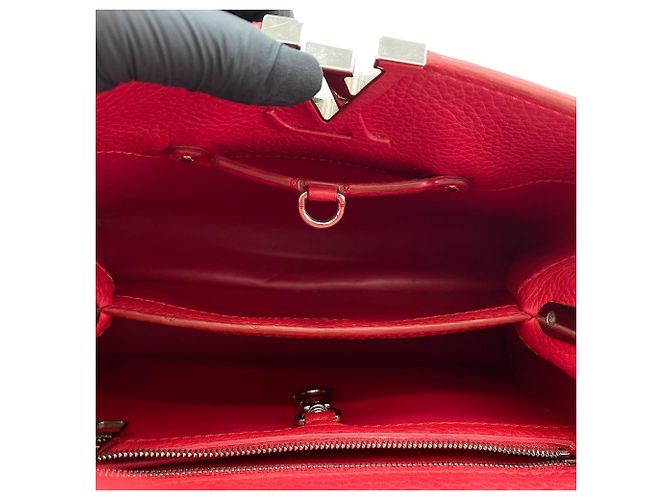 Borsa Louis Vuitton Parciana Capucines BB in rosso - vista 11