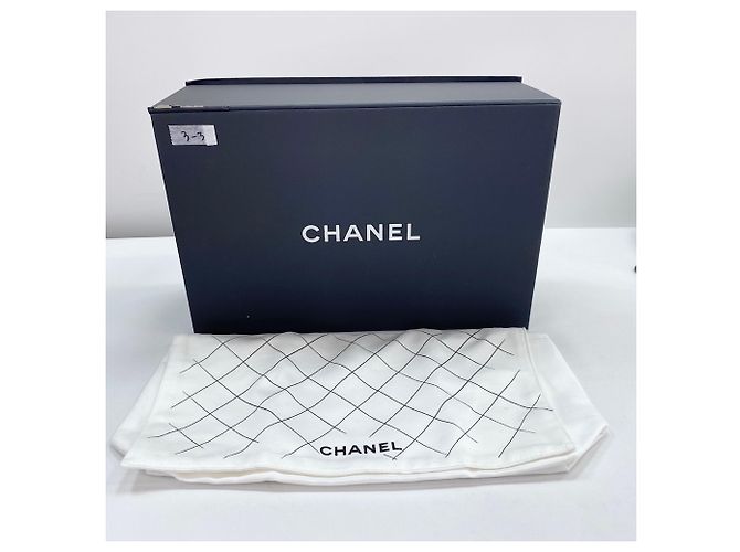 Borsa a spalla piccola Chanel Matelassé in nero - vista 18