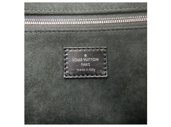 Borsa a tracolla Louis Vuitton LV Vibe Carryall Cargo PM Nero - vista 17