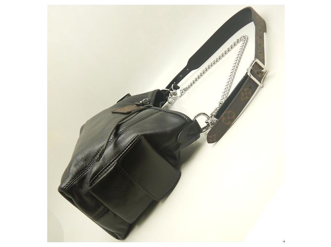 Borsa a tracolla Louis Vuitton LV Vibe Carryall Cargo PM Nero - vista 4
