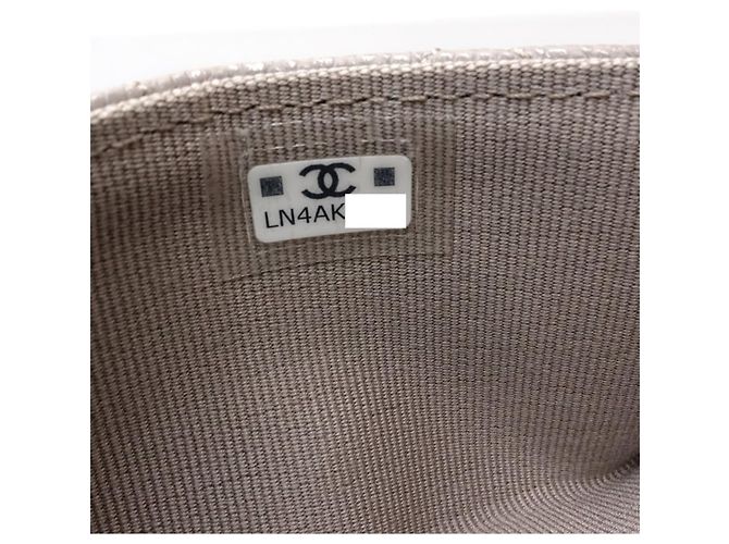 Timeless Tarjetero Chanel de piel de becerro granulada beige - vista 12