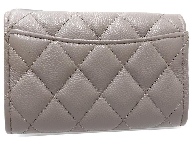 Timeless Tarjetero Chanel de piel de becerro granulada beige - vista 4