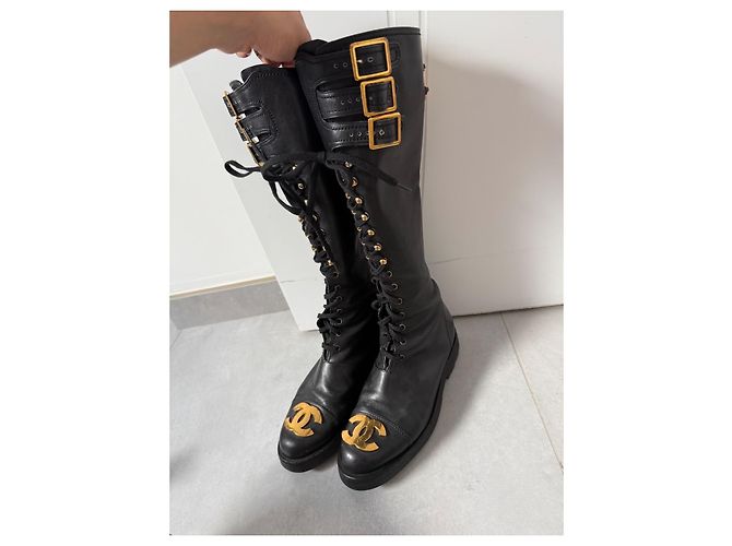 Stivali alti Chanel in pelle nera con logo CC dorato - vista 10