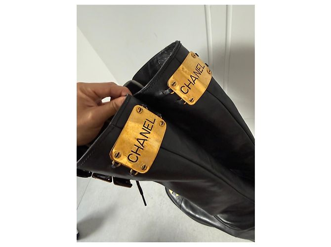 Stivali alti Chanel in pelle nera con logo CC dorato - vista 11