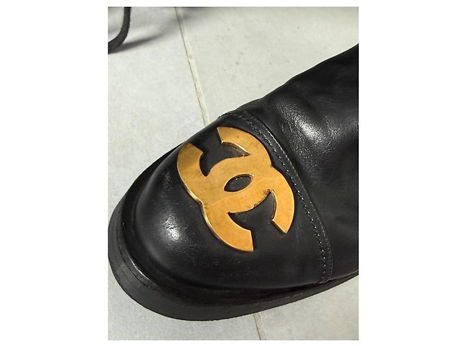 Stivali alti Chanel in pelle nera con logo CC dorato - vista 14