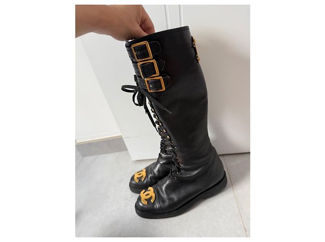Stivali alti Chanel in pelle nera con logo CC dorato - vista 15