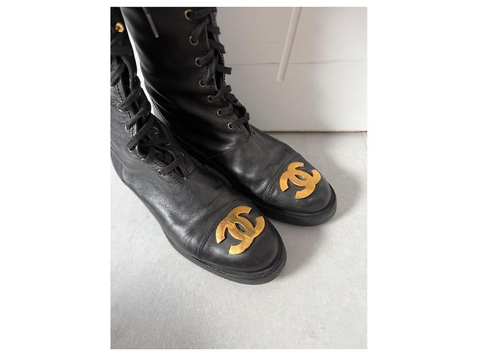 Stivali alti Chanel in pelle nera con logo CC dorato - vista 5