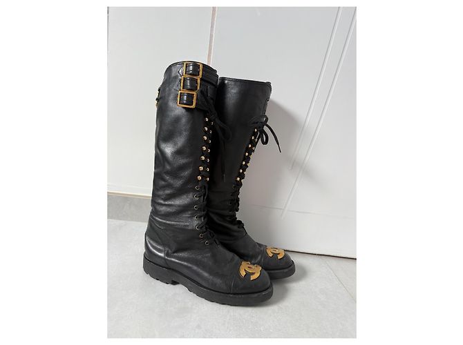 Stivali alti Chanel in pelle nera con logo CC dorato - vista 6
