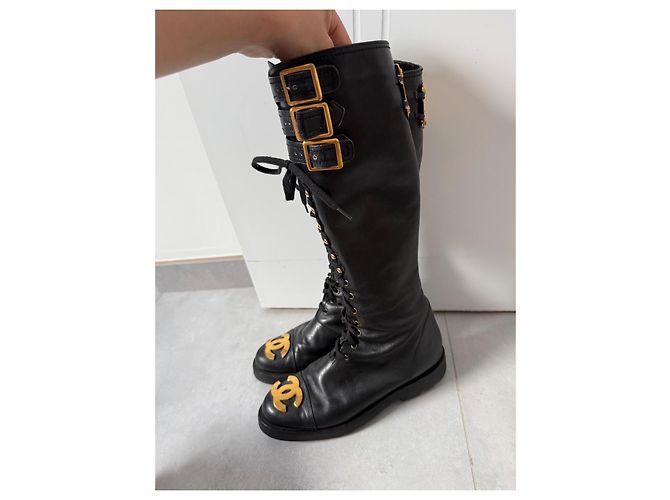Stivali alti Chanel in pelle nera con logo CC dorato - vista 7