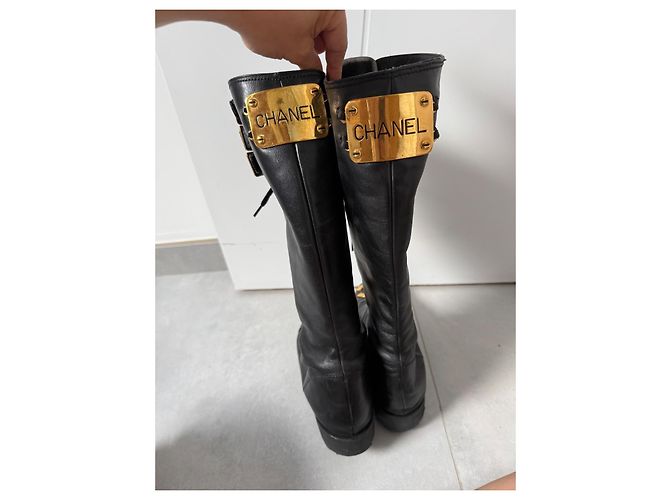 Stivali alti Chanel in pelle nera con logo CC dorato - vista 8