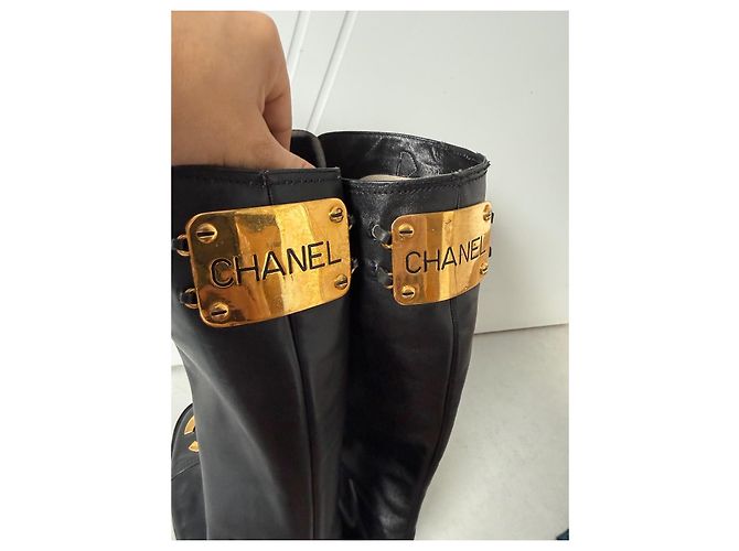 Stivali alti Chanel in pelle nera con logo CC dorato - vista 9