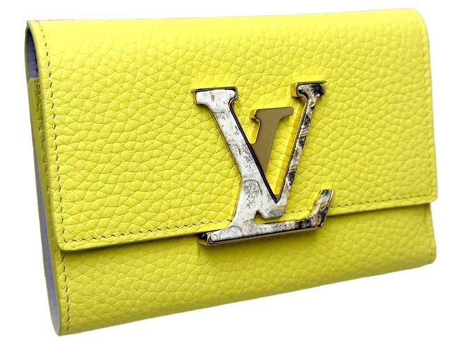 Cartera Louis Vuitton Tri-fold en Lemon Yellow Dorado - vista 3