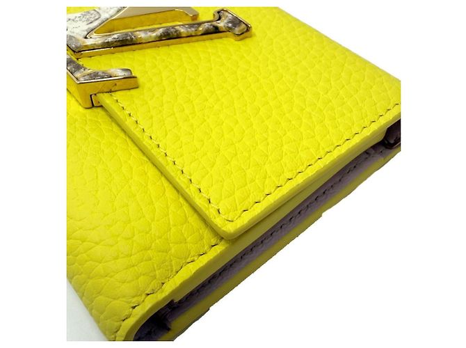 Cartera Louis Vuitton Tri-fold en Lemon Yellow Dorado - vista 5