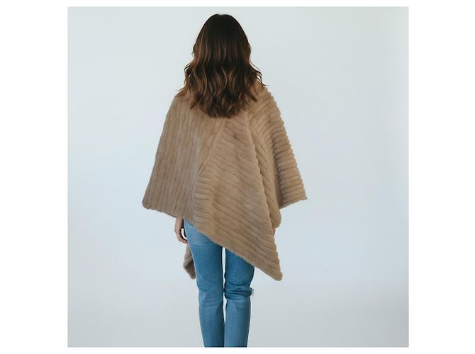 Autre Marque Armani Collezioni Poncho Cape en Fourrure de Lapin Taupe Beige - vue 3