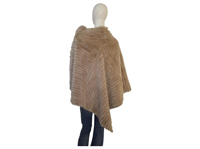 Autre Marque Armani Collezioni Poncho Cape en Fourrure de Lapin Taupe Beige - vue 4