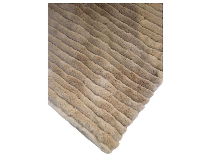 Autre Marque Armani Collezioni Poncho Cape en Fourrure de Lapin Taupe Beige - vue 7