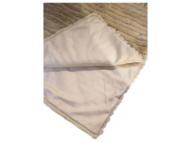 Autre Marque Armani Collezioni Poncho Cape en Fourrure de Lapin Taupe Beige - vue 8