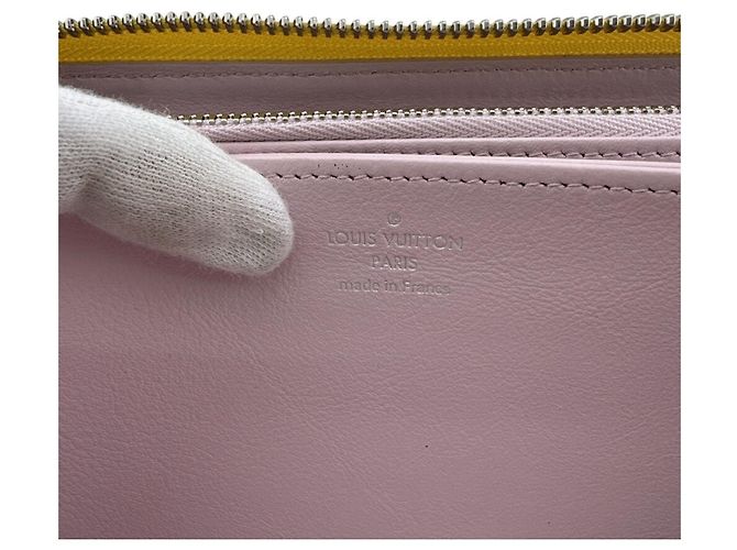 Cartera larga Louis Vuitton Mahina de cuero amarillo - vista 11