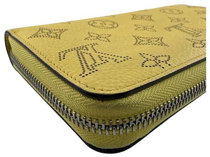 Cartera larga Louis Vuitton Mahina de cuero amarillo - vista 3