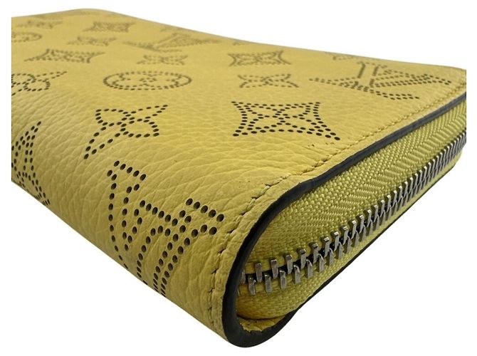 Cartera larga Louis Vuitton Mahina de cuero amarillo - vista 4
