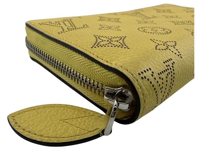 Cartera larga Louis Vuitton Mahina de cuero amarillo - vista 5