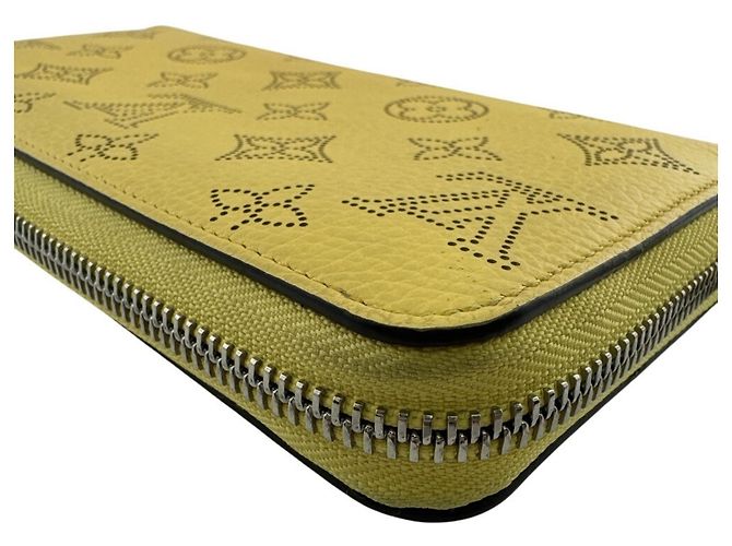 Cartera larga Louis Vuitton Mahina de cuero amarillo - vista 6