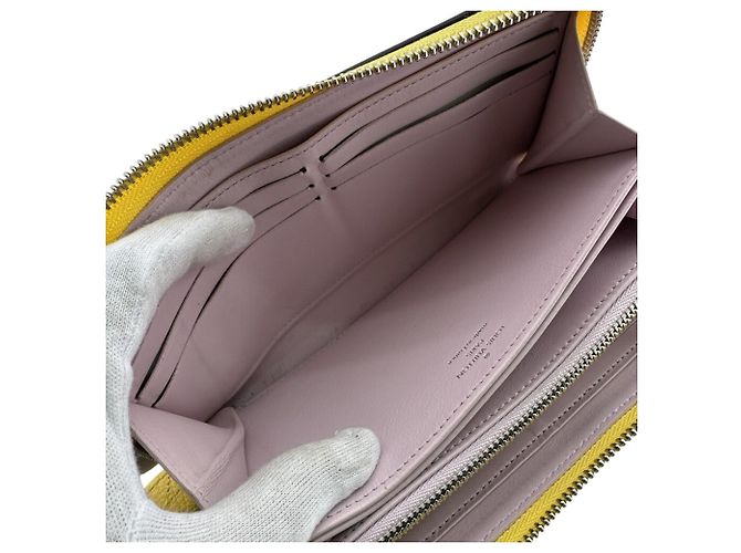 Cartera larga Louis Vuitton Mahina de cuero amarillo - vista 9