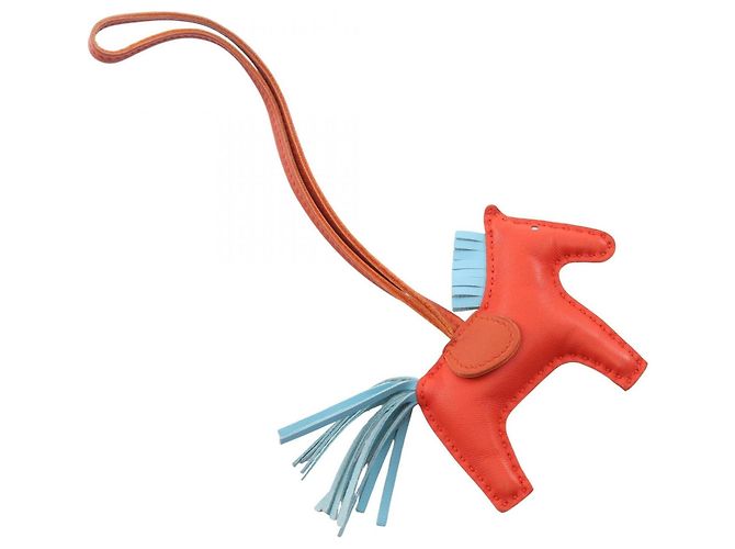 Hermès Accesorio Charm Hermes Rodeo PM Capucines Celeste Carnelian Roja Azul Burdeos - vista 2
