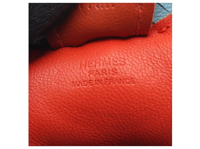 Hermès Accesorio Charm Hermes Rodeo PM Capucines Celeste Carnelian Roja Azul Burdeos - vista 3